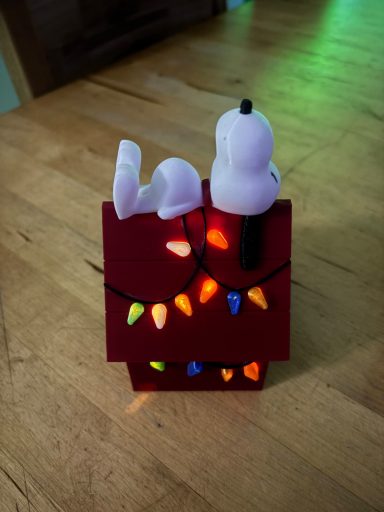 Snopy auf seiner Hunde Hütte mit Led
